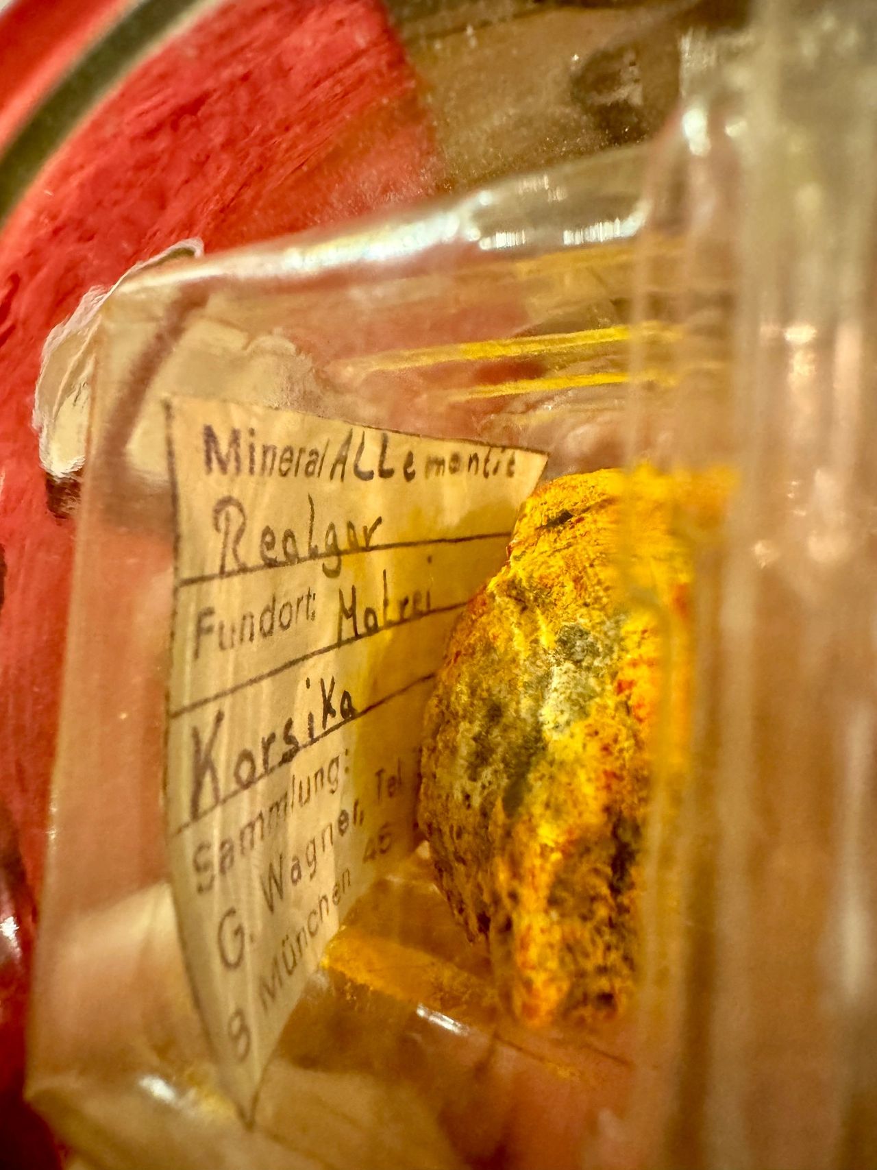 Pierre brut de realgar mise en flacon pour stockage sécurisé (Crédit : Lapisorium)