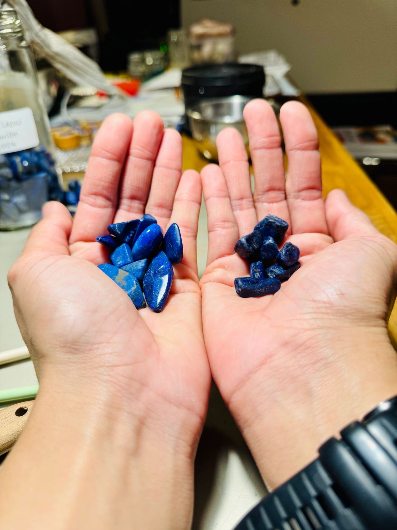 Différentes teintes de pierres de Lapis Lazuli (Crédit: lapisorium)