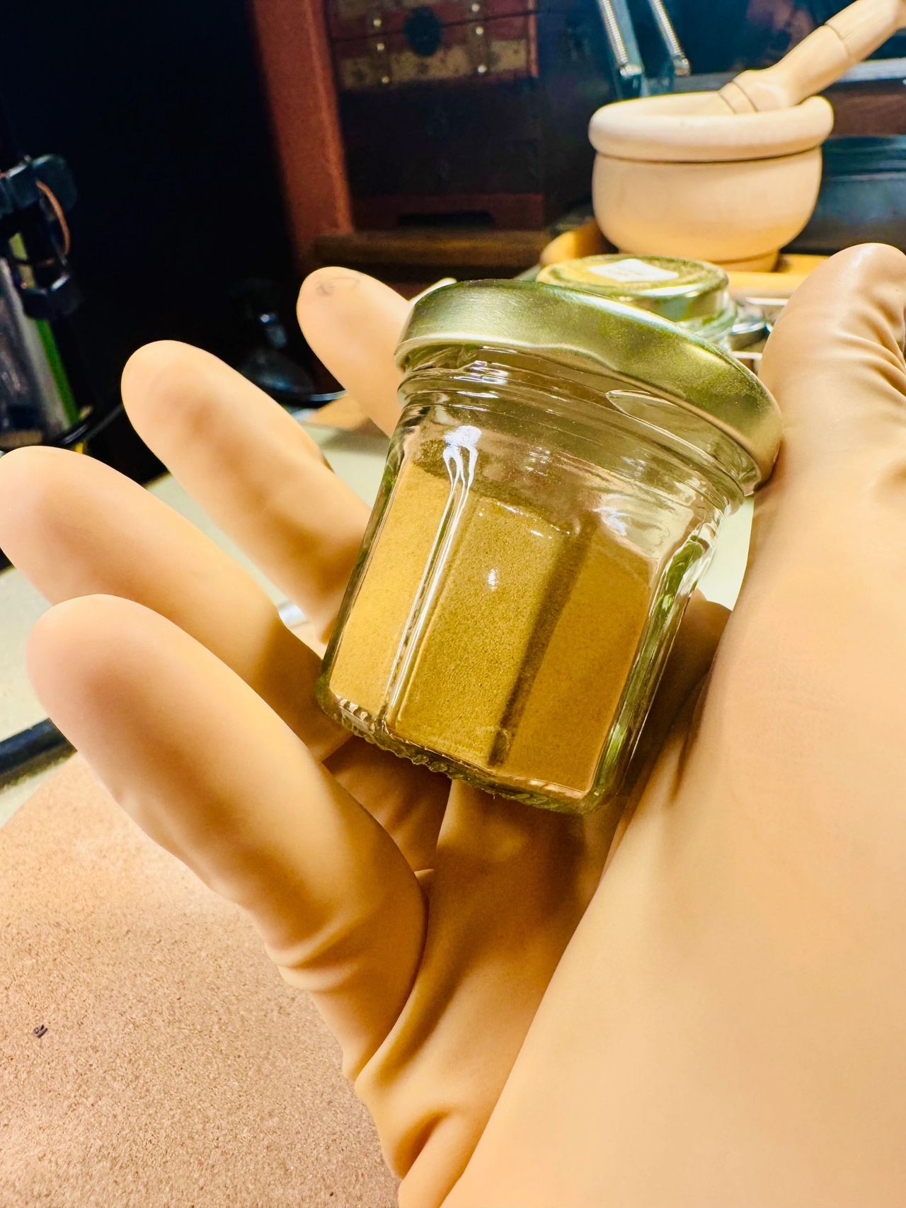 Flacon de pigment d'orpiment (Crédit : Lapisorium)