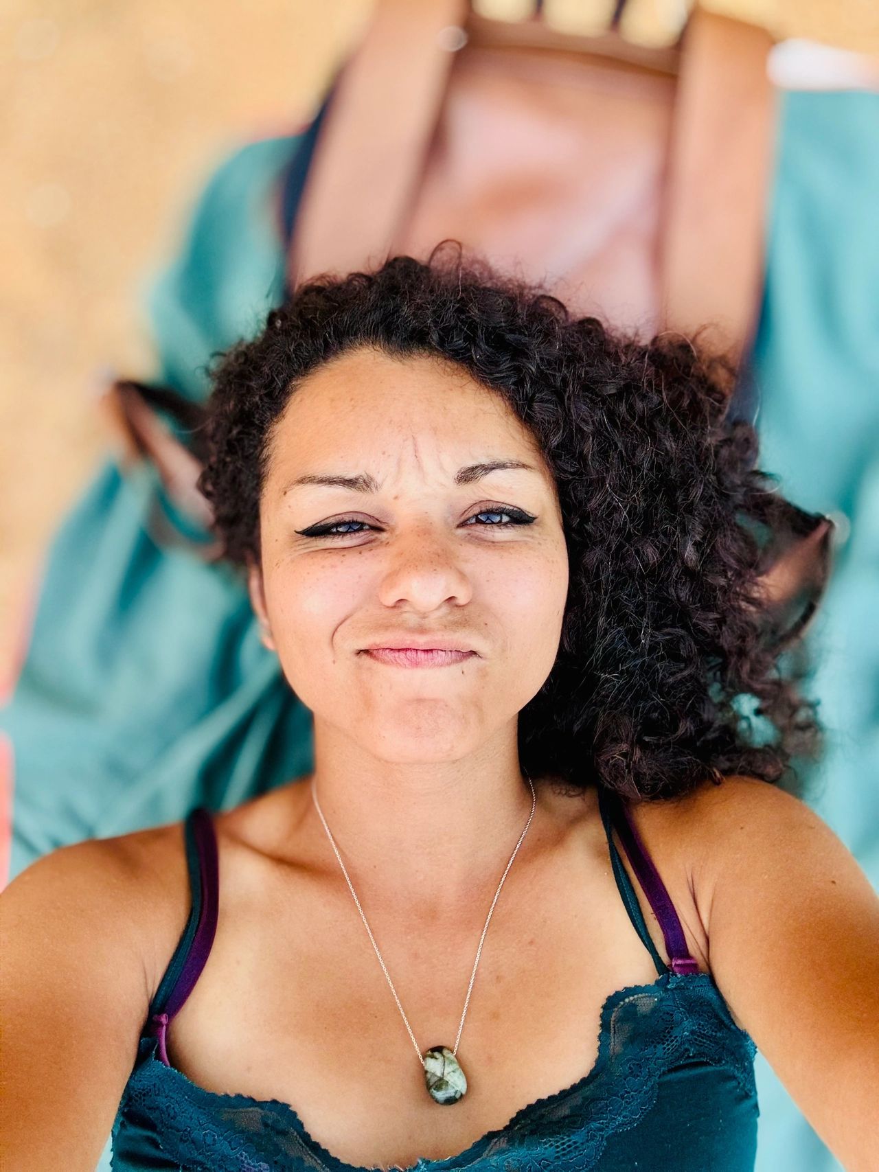 Ce que doit voir mon téléphone lorsque depuis ma serviette je prends en photo la falaise au dessus de moi. . . 🤔