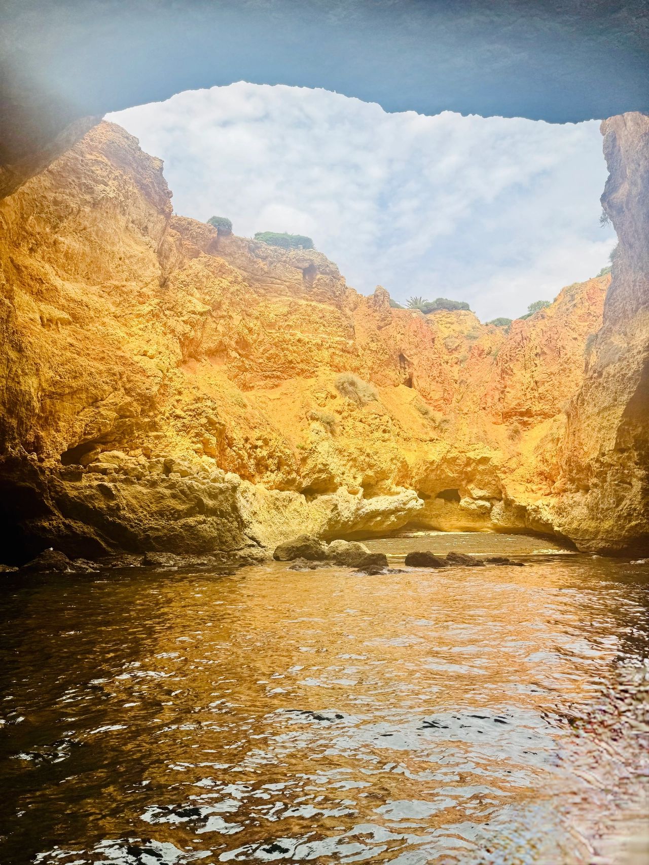 Petite plage sauvage près de la Praia do Carvoeiro (accessible uniquement en bateau, à la nage, ou à dos de dauphin pour les plus téméraires. . . 🐬 ) 