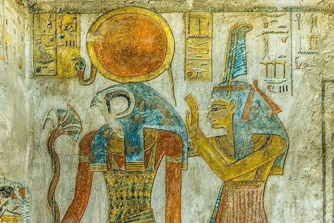 Peinture du dieu égyptien Ra et Maat au tombeau 14 KV de Taousert et Sethnakht. Vallée des rois, Louxor, Egypte   • ISTOCKPHOTO