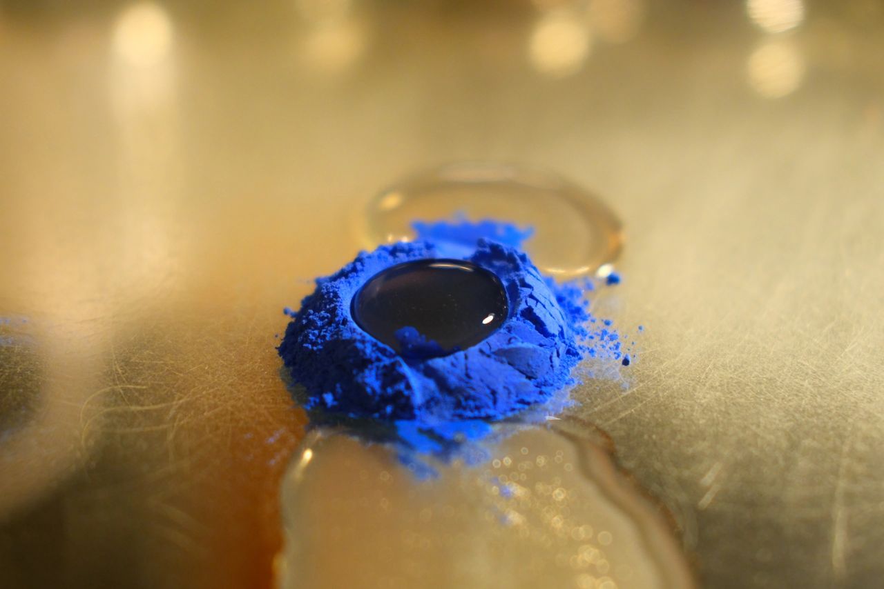 Mélange du pigment bleu outremer et du liant pour la réalisation de la peinture aquarelle (Crédit: lapisorium)