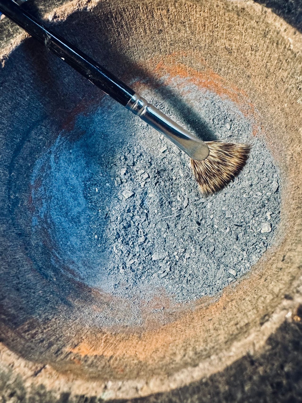 Broyage de vivianite (Crédit : Lapisorium 2026)