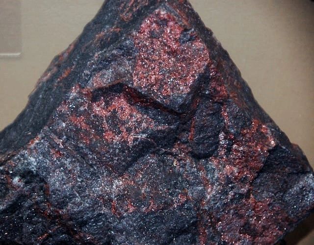 Cinabre brut  (mine Almaden, Ciudad Real, Espagne)