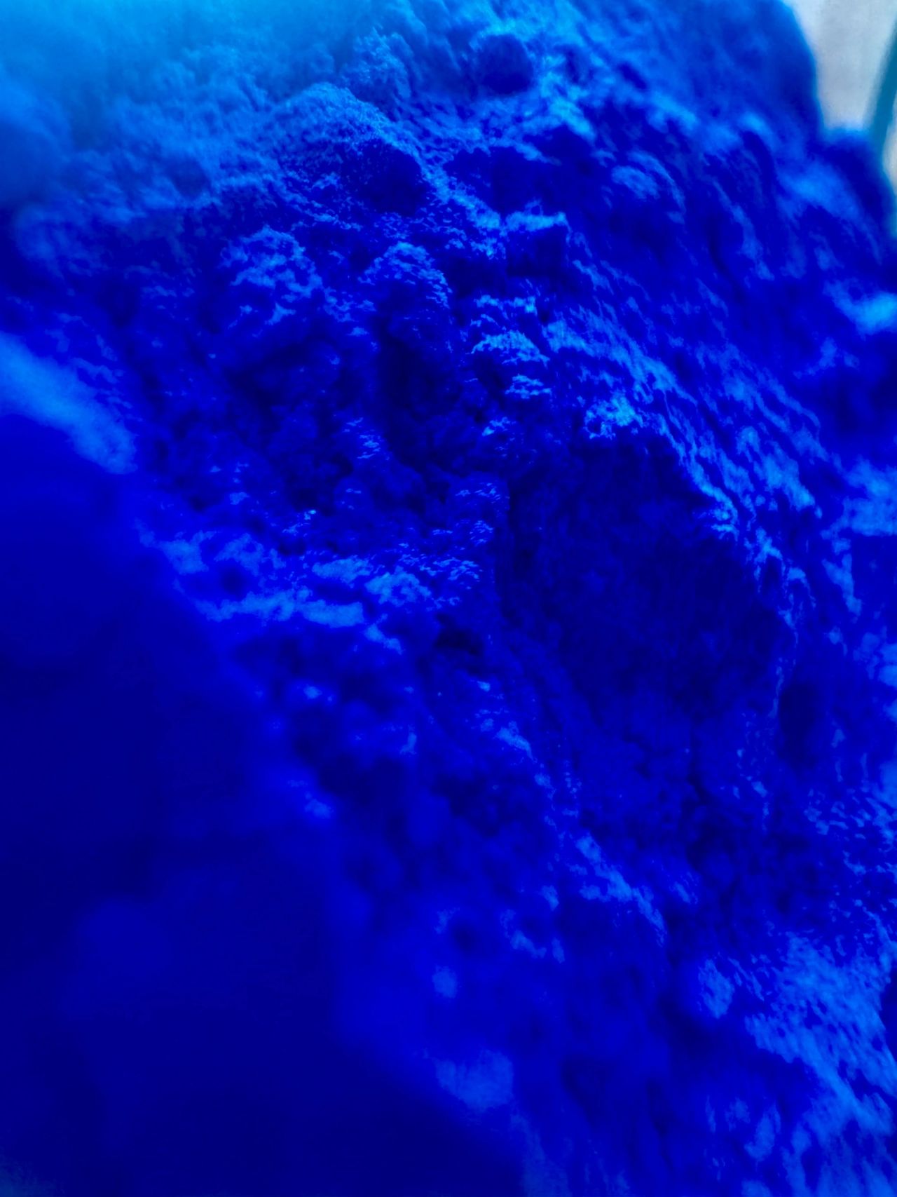 Pigment de lapis lazuli après extraction selon procédé traditionnel. Crédit : Lapisorium.com