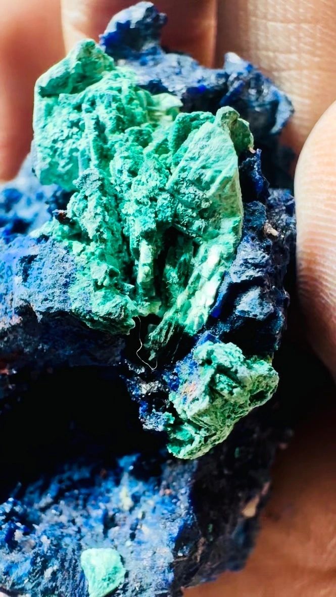 Malachite sur azurite brute ( Crédit : Lapisorium)