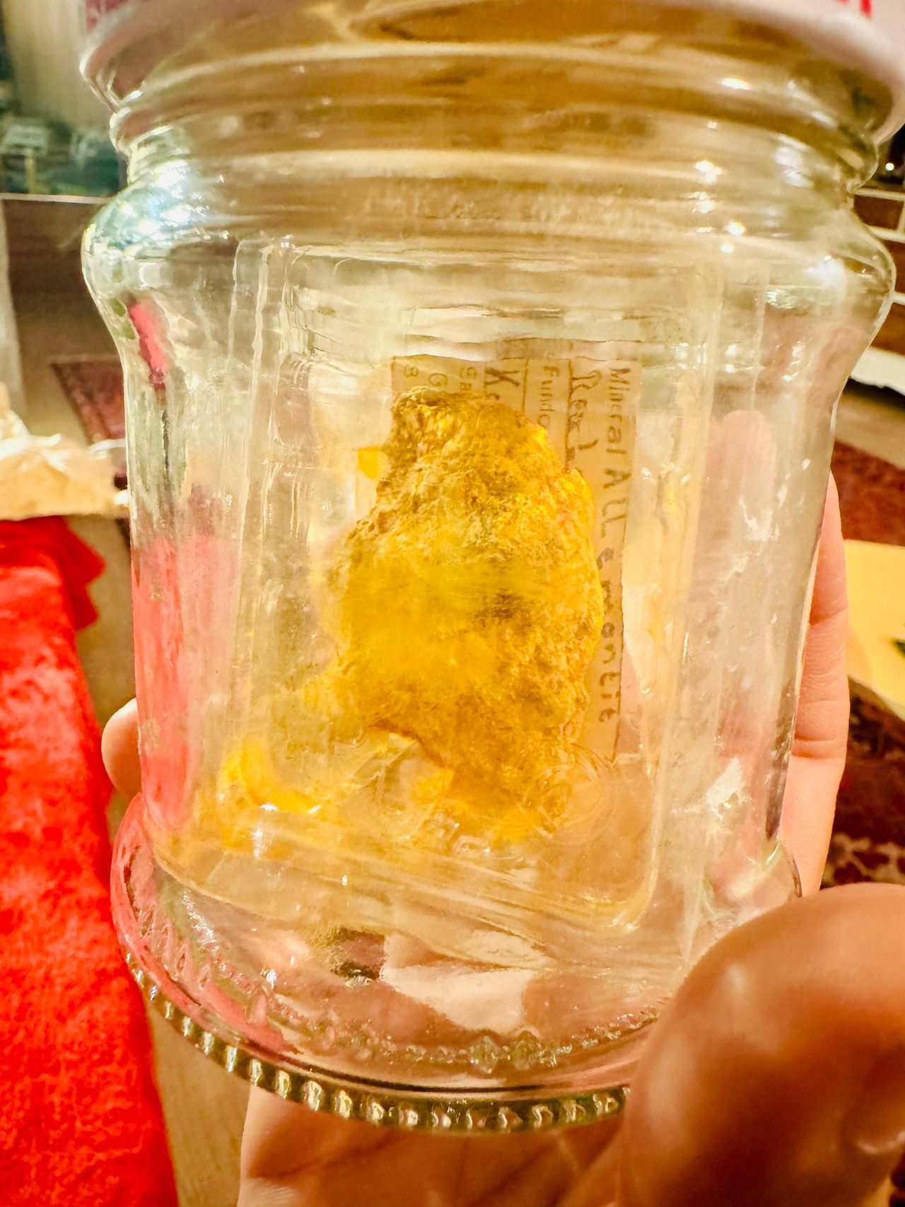 Pierre brut de realgar mise en flacon pour stockage sécurisé (Crédit : Lapisorium)