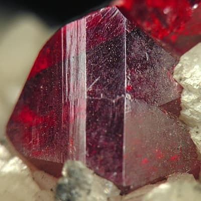 Cinabre brut sous forme cristallisée