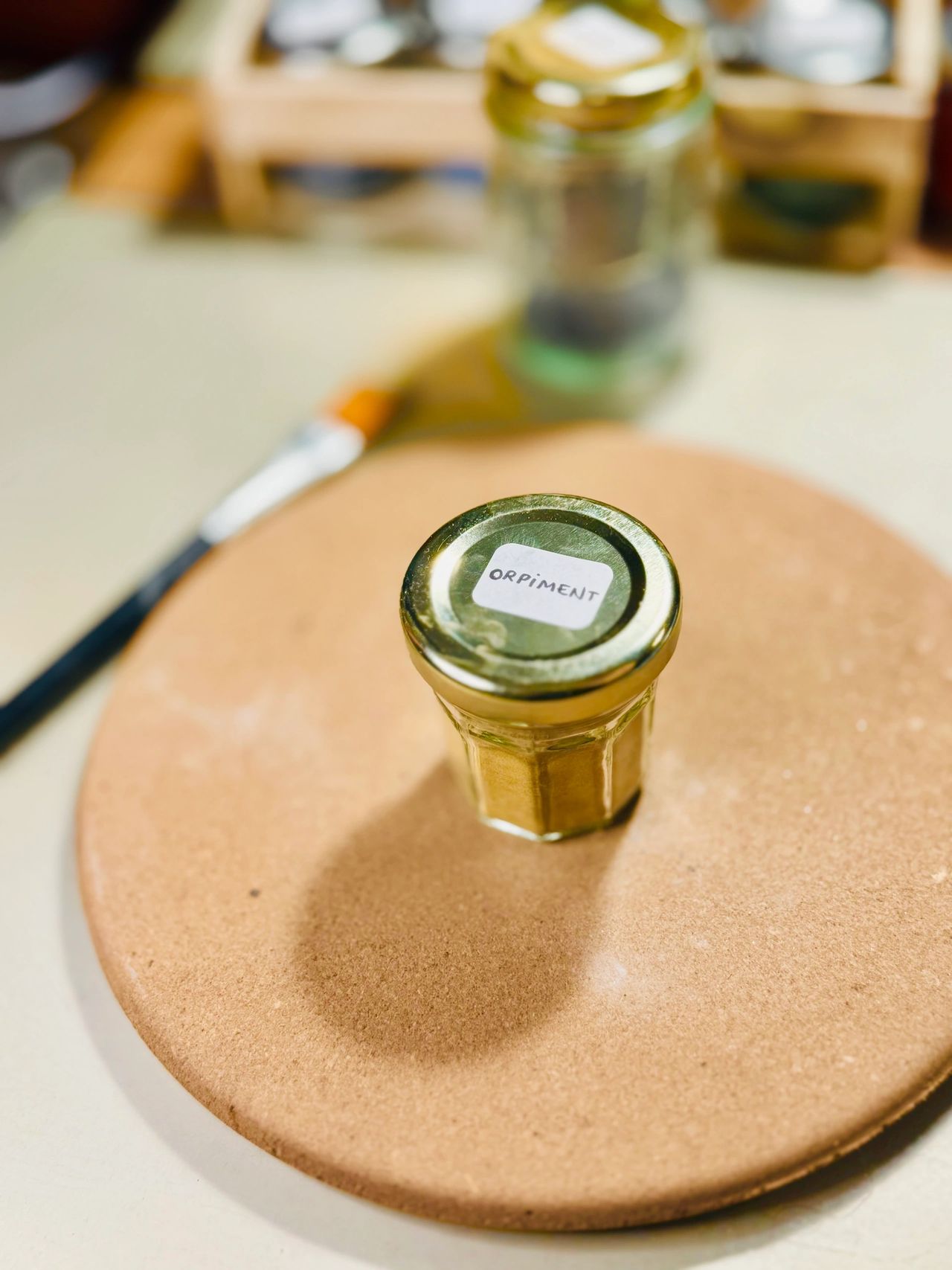 Flacon de pigment d'orpiment (Crédit : Lapisorium)