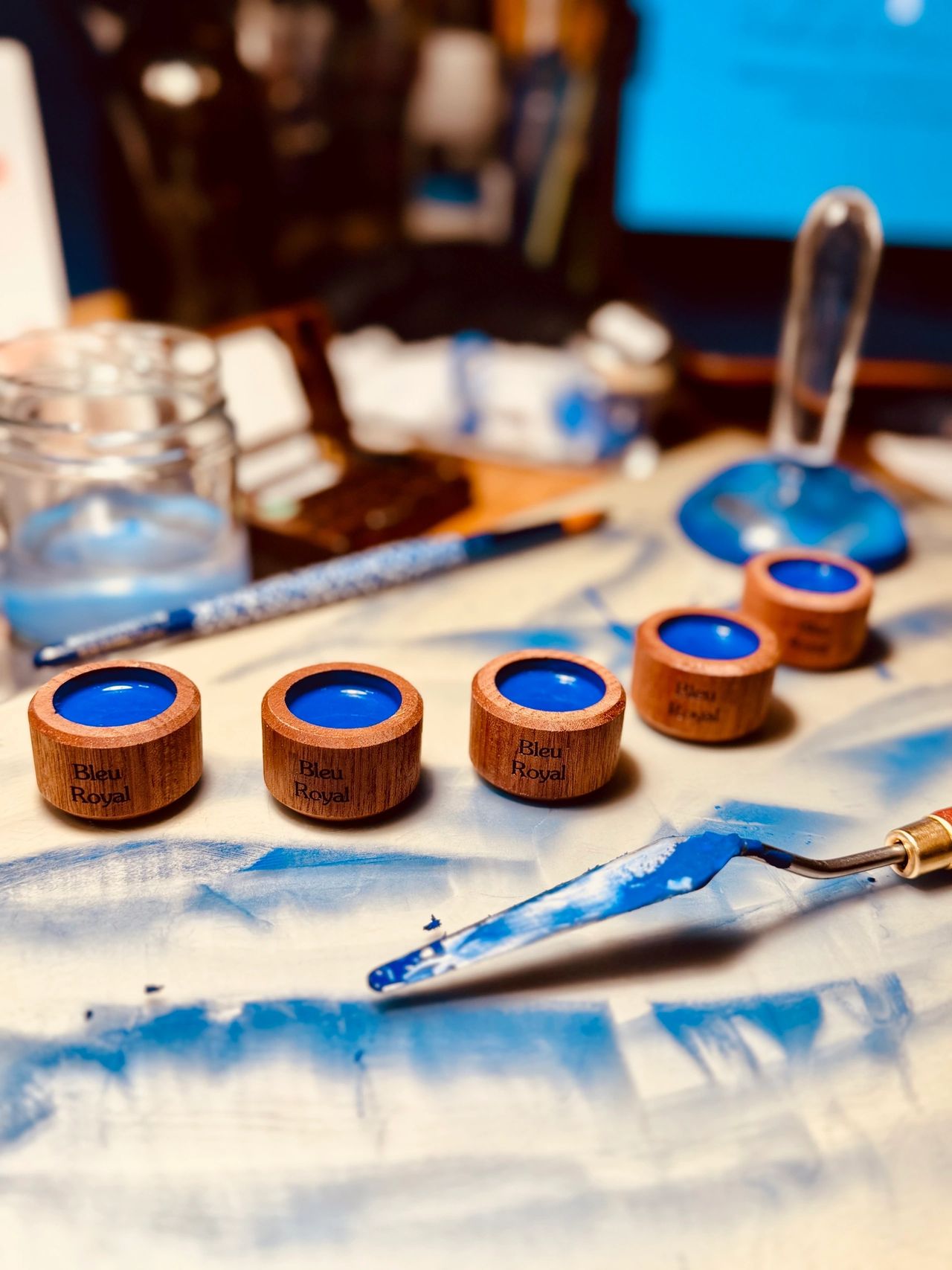 Remplissage des petits godets de peinture aquarelle à la main (Crédit: lapisorium)