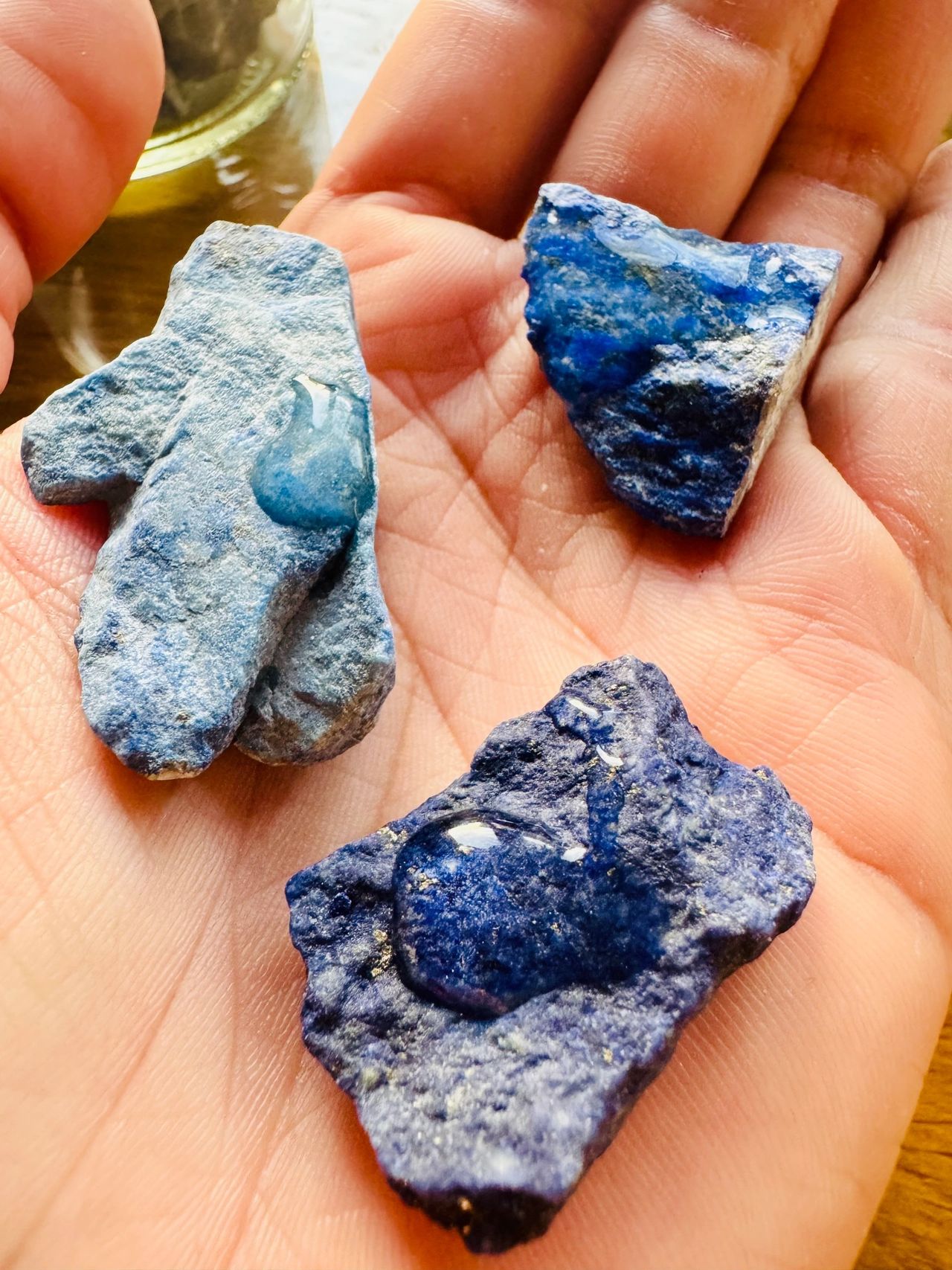 Différentes teintes de pierres de Lapis Lazuli (Crédit: lapisorium)